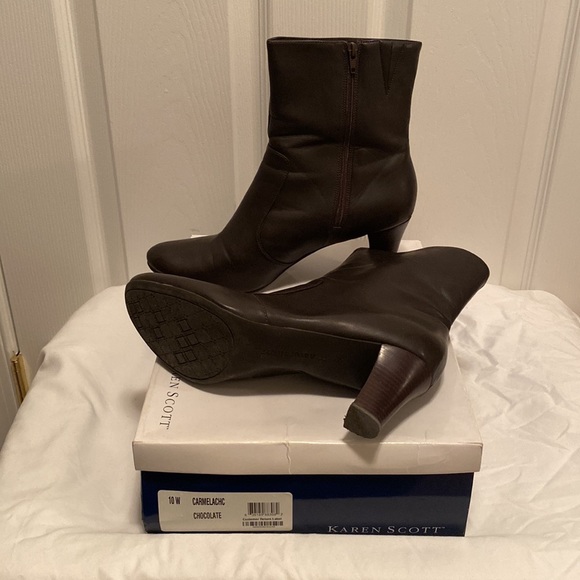 Karen Scott Chocolate Ankle Boots…size 10W - Picture 3 of 4